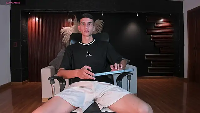 Snapshot of Aaron_Scoot chatting on 12-27-24, 12:39 Aaron Scoot online show from 12-27-24, 12:39