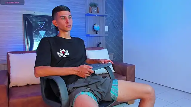 Snapshot of Aaron_Scoot chatting on 01-06-26, 08:01 Aaron Scoot online show from 01-06-26, 08:01