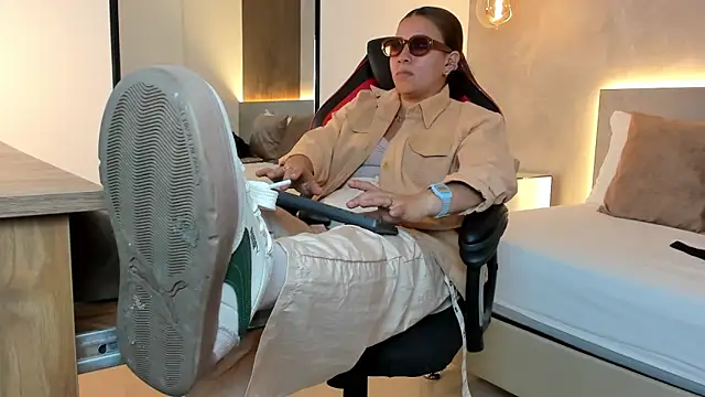 alma fenix online show from 10-21-25, 01:45