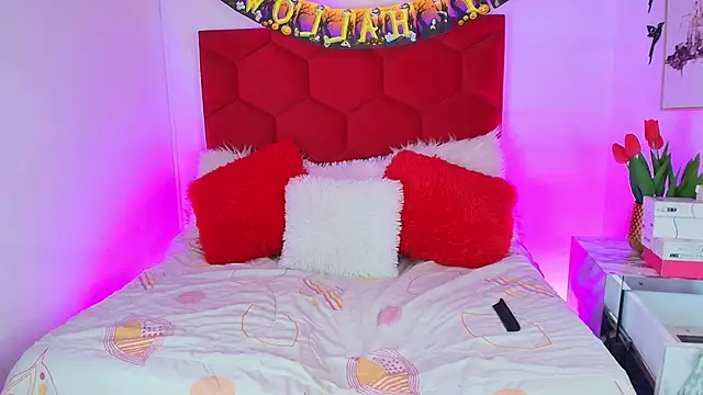 Snapshot of EmmaWilder chatting on 10-14-25, 02:51 EmmaWilder online show from 10-14-25, 02:51