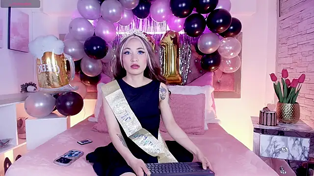 Snapshot of EmmaWilder chatting on 11-03-25, 07:15 EmmaWilder online show from 11-03-25, 07:15