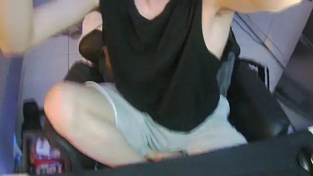 Snapshot of Ray175oo chatting on 06-05-26, 06:46 Ray175oo online show from 06-05-26, 06:46