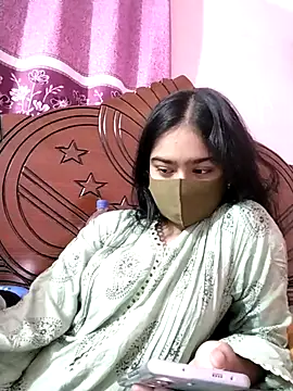 Snapshot of Arisha- chatting on 10-24-25, 12:45 Arisha- online show from 10-24-25, 12:45