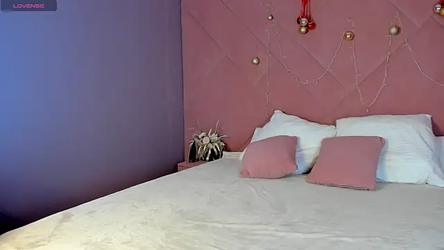 Anna Robinson online show from 12-30-24, 01:04