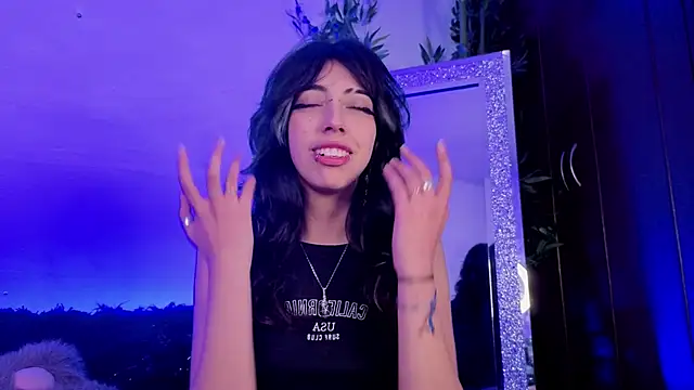 Snapshot of Nyx_nayla chatting on 10-15-25, 04:12 Nyx nayla online show from 10-15-25, 04:12