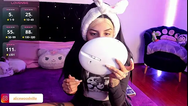 Snapshot of Alice_woodville chatting on 01-02-25, 10:11 Alice woodville online show from 01-02-25, 10:11