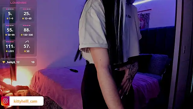 Snapshot of Alice_woodville chatting on 03-08-25, 04:39 Alice woodville online show from 03-08-25, 04:39