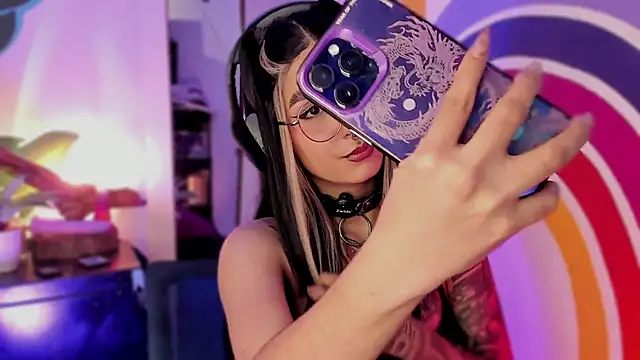 Snapshot of Alice_woodville chatting on 09-12-25, 09:04 Alice woodville online show from 09-12-25, 09:04