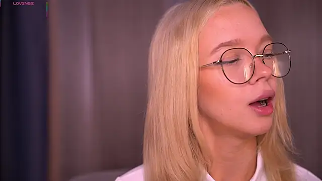 Snapshot of _AlinaBailey chatting on 09-13-25, 08:25 AlinaBailey online show from 09-13-25, 08:25