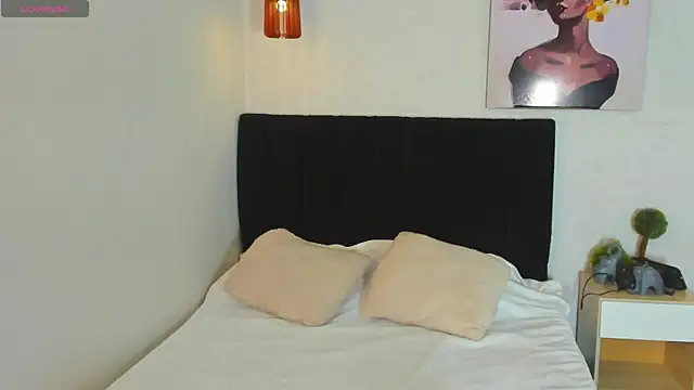 Snapshot of Scarlett__bell chatting on 09-17-25, 01:24 Scarlett bell online show from 09-17-25, 01:24