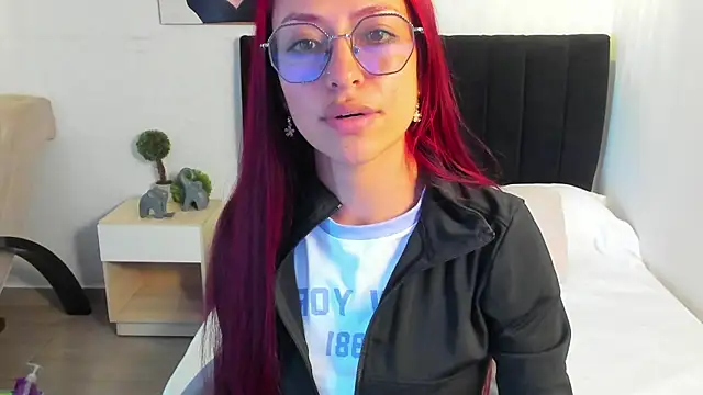Snapshot of Scarlett__bell chatting on 09-19-25, 01:34 Scarlett bell online show from 09-19-25, 01:34