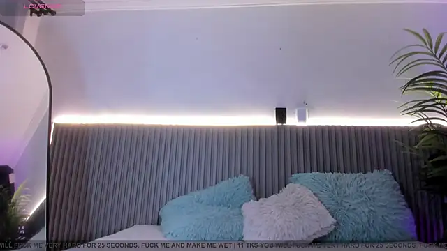 Snapshot of valentina_lux chatting on 02-25-26, 07:23 valentina lux online show from 02-25-26, 07:23