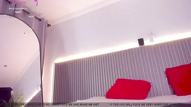 Snapshot of valentina_lux chatting on 03-27-26, 07:35 valentina lux online show from 03-27-26, 07:35