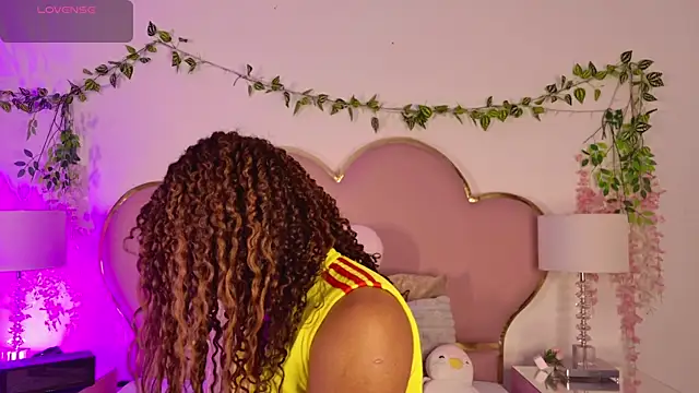 NahiaraReina online show from 06-27-26, 01:39