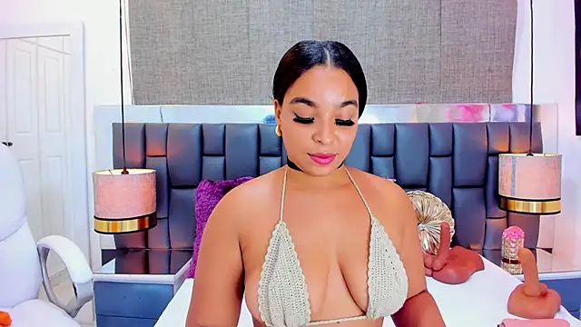 Snapshot of EileenBenzon chatting on 01-31-25, 04:38 EileenBenzon online show from 01-31-25, 04:38