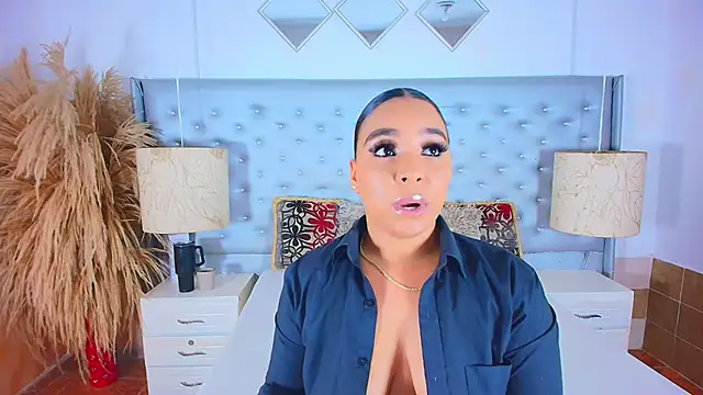 Snapshot of EileenBenzon chatting on 10-24-25, 03:47 EileenBenzon online show from 10-24-25, 03:47