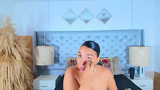 Snapshot of EileenBenzon chatting on 11-08-25, 04:07 EileenBenzon online show from 11-08-25, 04:07