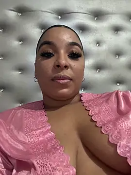 Snapshot of EileenBenzon chatting on 02-26-26, 05:23 EileenBenzon online show from 02-26-26, 05:23