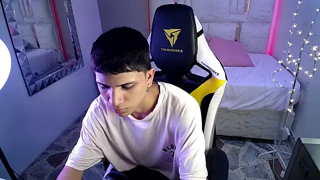 Brayan lopezz online show from 01-07-25, 04:27