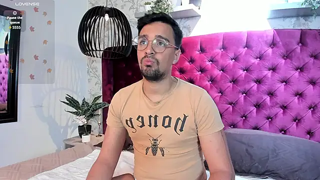 Snapshot of Edward_max chatting on 02-17-26, 03:47 Edward max online show from 02-17-26, 03:47