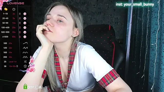 Snapshot of Your_small_bunny chatting on 10-04-25, 02:09 Your small bunny online show from 10-04-25, 02:09