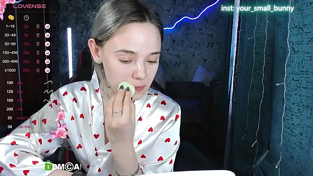 Snapshot of Your_small_bunny chatting on 10-11-25, 02:11 Your small bunny online show from 10-11-25, 02:11