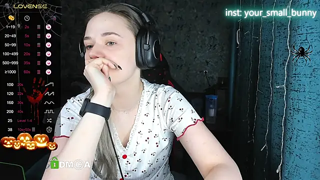 Snapshot of Your_small_bunny chatting on 10-20-25, 02:12 Your small bunny online show from 10-20-25, 02:12