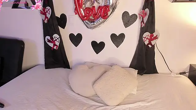 Snapshot of Khenta_Michells chatting on 02-14-26, 10:45 Khenta Michells online show from 02-14-26, 10:45