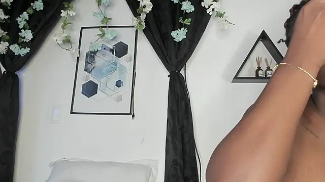 Snapshot of Khenta_Michells chatting on 03-25-26, 10:32 Khenta Michells online show from 03-25-26, 10:32