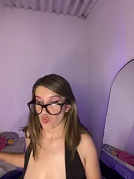 Snapshot of gwen_ashly chatting on 05-31-26, 05:26 gwen ashly online show from 05-31-26, 05:26