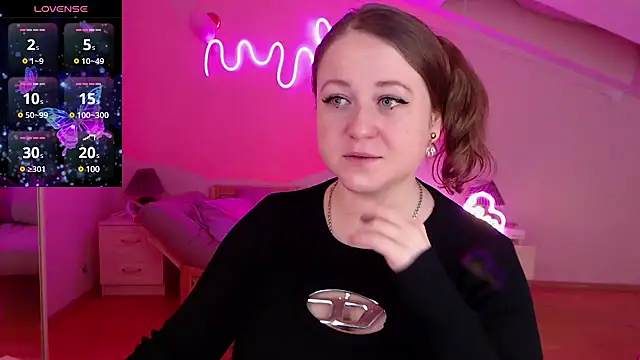 Snapshot of LizzyShine chatting on 12-06-24, 05:00 LizzyShine online show from 12-06-24, 05:00