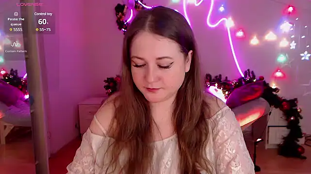 Snapshot of LizzyShine chatting on 12-30-24, 11:06 LizzyShine online show from 12-30-24, 11:06