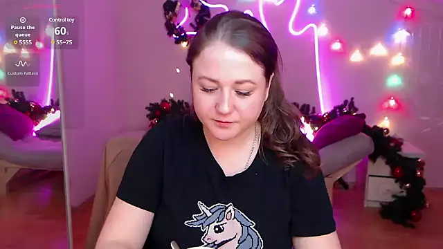 Snapshot of LizzyShine chatting on 01-06-25, 09:00 LizzyShine online show from 01-06-25, 09:00