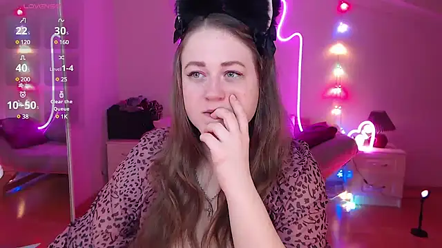 Snapshot of LizzyShine chatting on 01-22-25, 05:38 LizzyShine online show from 01-22-25, 05:38