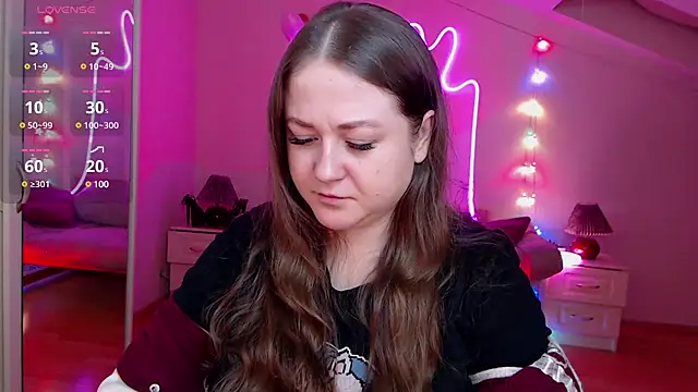 Snapshot of LizzyShine chatting on 02-06-25, 07:18 LizzyShine online show from 02-06-25, 07:18