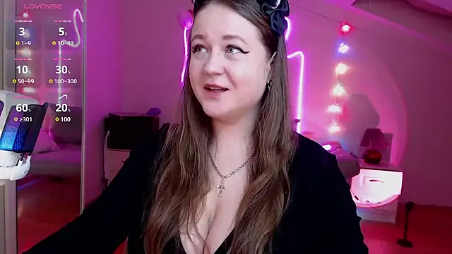 Snapshot of LizzyShine chatting on 02-18-25, 08:03 LizzyShine online show from 02-18-25, 08:03