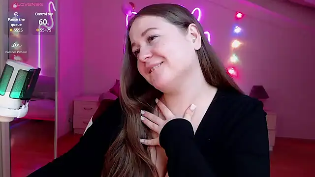 Snapshot of LizzyShine chatting on 02-19-25, 11:36 LizzyShine online show from 02-19-25, 11:36
