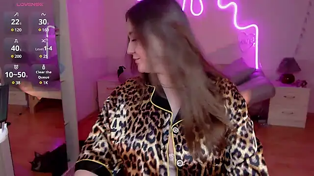 Snapshot of LizzyShine chatting on 03-07-25, 08:44 LizzyShine online show from 03-07-25, 08:44