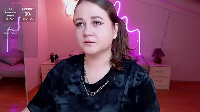 Snapshot of LizzyShine chatting on 03-10-25, 05:50 LizzyShine online show from 03-10-25, 05:50