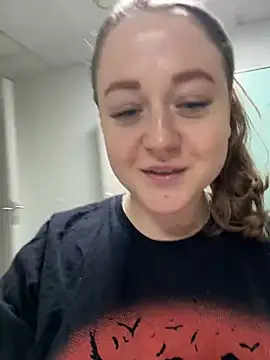 Snapshot of LizzyShine chatting on 03-18-25, 11:08 LizzyShine online show from 03-18-25, 11:08