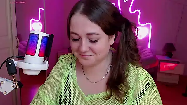 Snapshot of LizzyShine chatting on 03-21-25, 11:01 LizzyShine online show from 03-21-25, 11:01
