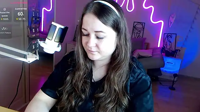 Snapshot of LizzyShine chatting on 09-11-25, 02:28 LizzyShine online show from 09-11-25, 02:28