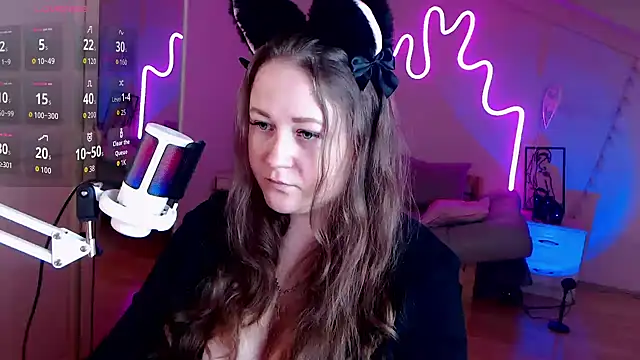 Snapshot of LizzyShine chatting on 09-14-25, 01:21 LizzyShine online show from 09-14-25, 01:21