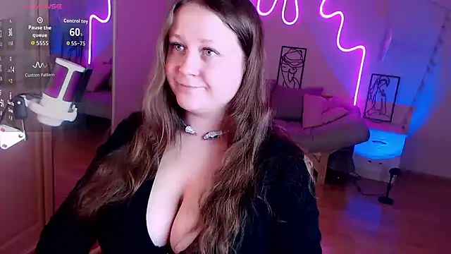 Snapshot of LizzyShine chatting on 09-17-25, 03:03 LizzyShine online show from 09-17-25, 03:03