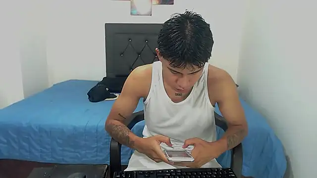 Snapshot of logannth chatting on 10-21-25, 12:00 logannth online show from 10-21-25, 12:00