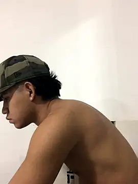 Snapshot of logannth chatting on 11-13-25, 03:05 logannth online show from 11-13-25, 03:05