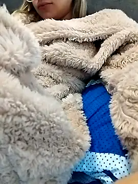 fofinhaa12 online show from 10-25-25, 01:40