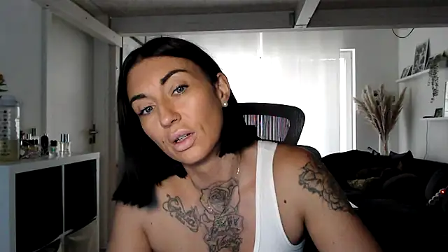 Snapshot of IntiMia chatting on 10-13-25, 07:08 IntiMia online show from 10-13-25, 07:08