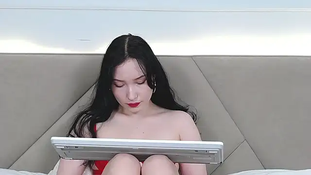 Snapshot of LeilaLow chatting on 12-19-24, 06:12 LeilaLow online show from 12-19-24, 06:12