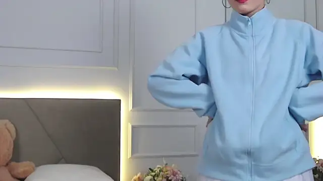 Snapshot of LeilaLow chatting on 12-21-24, 12:06 LeilaLow online show from 12-21-24, 12:06